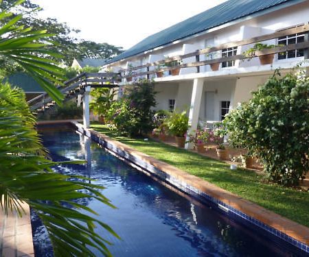 Summerland Suites Bon Accord Village Екстериор снимка